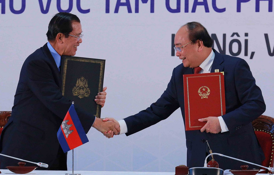 Thủ tướng Nguyễn Xuân Phúc và Thủ tướng Chính phủ Hoàng gia Campuchia Samdech Techo Hun Sen tại Lễ ký kết Tuyên bố chung Hội nghị Cấp cao CLV 10. (Ảnh: TTXVN)