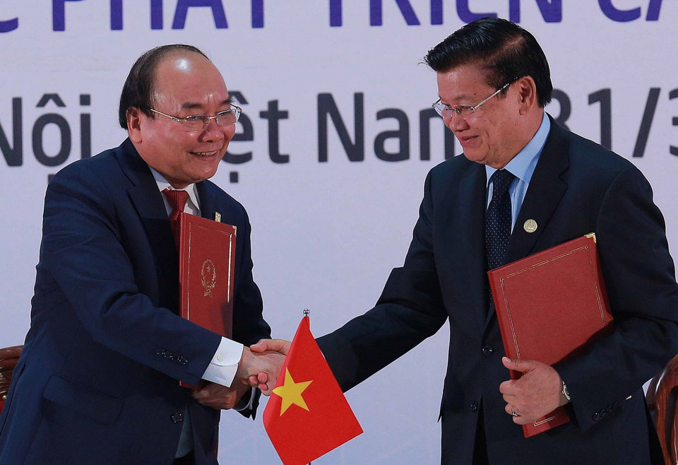 Thủ tướng Nguyễn Xuân Phúc và Thủ tướng Lào Thongloun Sisoulith tại Lễ ký kết Tuyên bố chung Hội nghị Cấp cao CLV 10. (Ảnh: TTXVN)