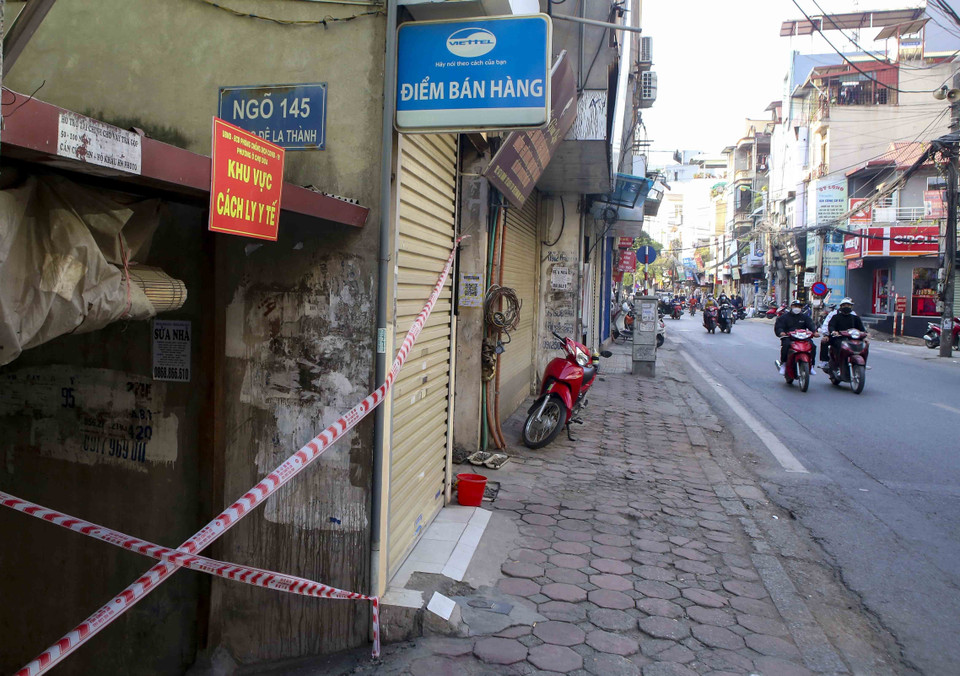 Dây chăng tại nhiều gia đình, hộ kinh doanh dọc phố Đê La Thành (phường Ô Chợ Dừa, quận Đống Đa) từ nhiều ngày nay. (Ảnh: Tuấn Đức/TTXVN)