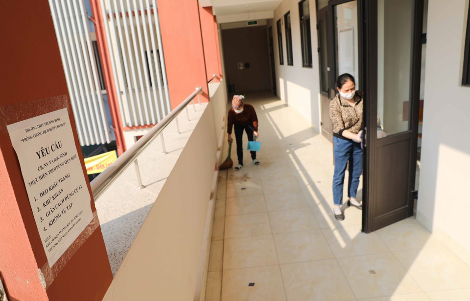 Trường THPT Trương Định, quận Hoàng Mai khẩn trương vệ sinh, khử khuẩn để đón học sinh tới trường. (Ảnh: Thanh Tùng/TTXVN)