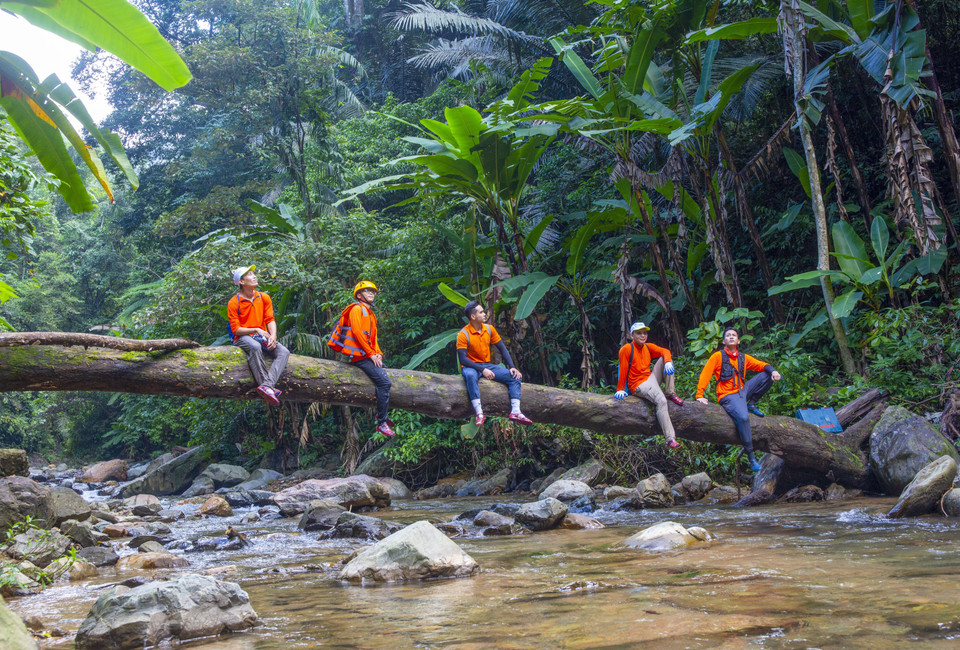 Du khách tìm đến Khe Nước Trong-Suối Tiên để khám phá vẻ đẹp hoang sơ. (Ảnh: TTXVN phát)