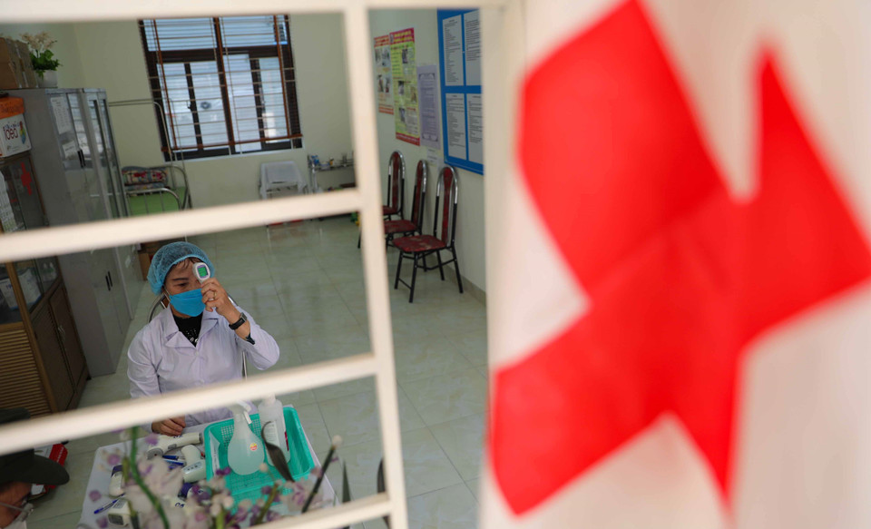 Công tác y tế, phòng dịch được đặc biệt quan tâm khi đón học sinh đi học trở lại. (Ảnh: Thanh Tùng/TTXVN)