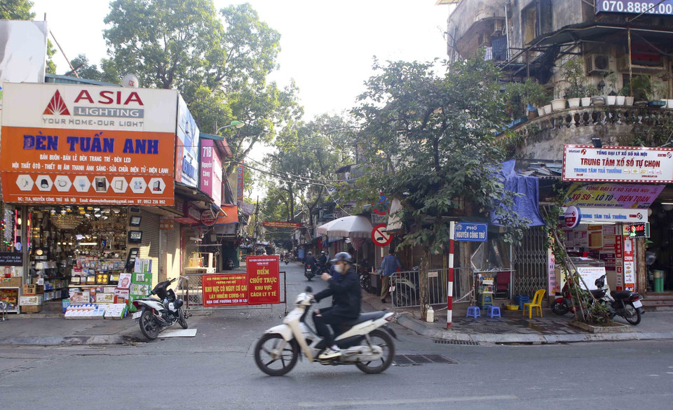 Một chốt kiểm soát dịch tại khu vực chợ Nguyễn Công Trứ (phường Phố Huế, quận Hai Bà Trưng). (Ảnh: Tuấn Đức/TTXVN)