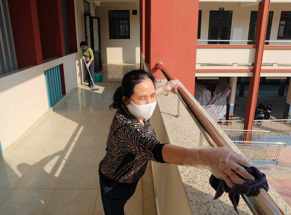 Vệ sinh, khử khuẩn để đón học sinh tới trường tại trường THPT Trương Định, quận Hoàng Mai. (Ảnh: Thanh Tùng/TTXVN)