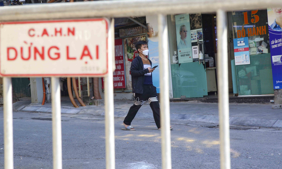 Người dân bên trong khu vực cách ly tại phố Đỗ Hành (phường Nguyễn Du, quận Hai Bà Trưng). (Ảnh: Tuấn Đức/TTXVN)