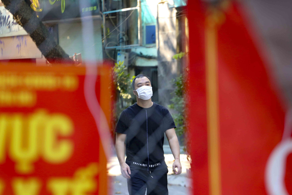 Người dân bên trong khu vực cách ly trên phố Yết Kiêu, phường Nguyễn Du, quận Hai Bà Trưng. (Ảnh: Tuấn Đức/TTXVN)