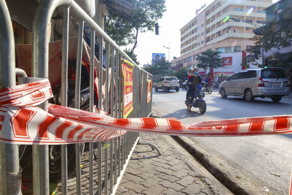 Rào chắn xung quanh khu vực Lê Duẩn, Đỗ Hành, Vũ Hữu Lợi (phường Nguyễn Du, quận Hai Bà Trưng). (Ảnh: Tuấn Đức/TTXVN)