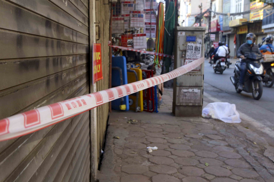 Nhiều gia đình, hộ kinh doanh trên dọc phố Đê La Thành (phường Ô Chợ Dừa, quận Đống Đa) được chăng dây từ nhiều ngày nay. (Ảnh: Tuấn Đức/TTXVN)