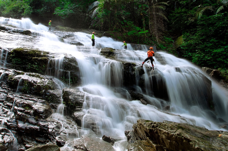 Khám phá Khe Nước Trong-Suối Tiên. (Ảnh: TTXVN phát)