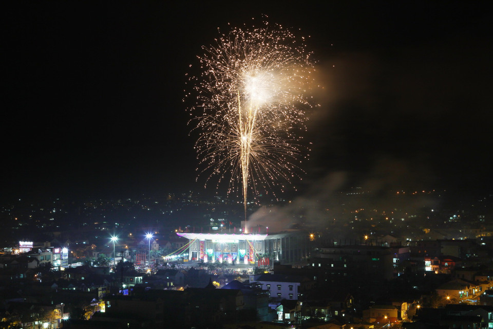 Quảng Trị tổ chức điểm bắn pháo hoa tại khu vực Quảng trường Nhà văn hóa trung tâm. (Ảnh: Hồ Cầu/TTXVN)