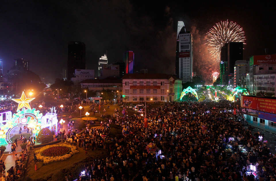 Thành phố Hồ Chí Minh tổ chức bắn pháo hoa tại 8 điểm trên địa bàn. (Ảnh: Quang Nhựt/TTXVN)