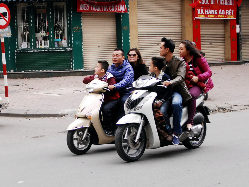 Du xuân không đội mũ trên phố Phạm Ngọc Thạch. (Ảnh: Minh Đức/TTXVN)