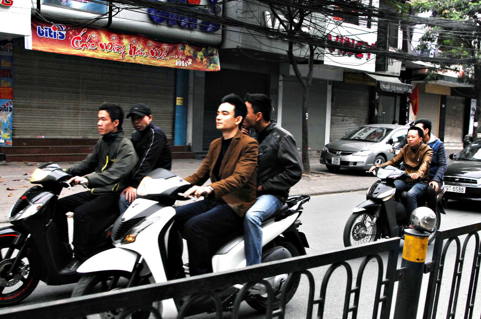 Tốp thanh niên lái xe không đội mũ trên phố Thái Hà. (Ảnh: Minh Đức/TTXVN)