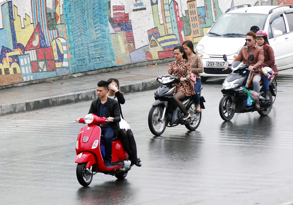 Đi xe máy không đội mũ bảo hiểm trên phố Trần Quang Khải. (Ảnh: Minh Đức/TTXVN)