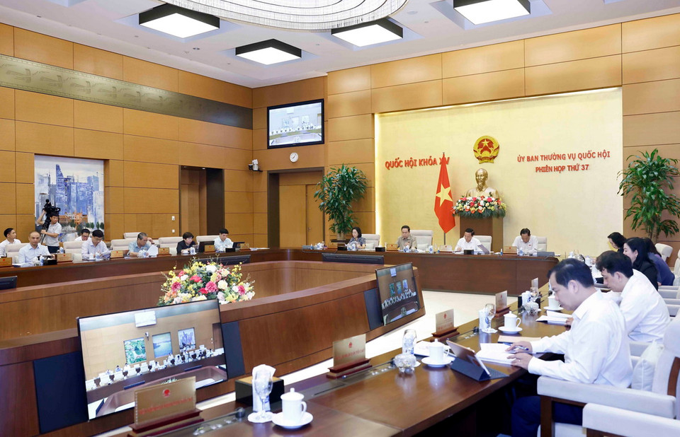 Tiếp tục chương trình Phiên họp thứ 37, sáng 23/9/2024, tại Nhà Quốc hội, Ủy ban Thường vụ Quốc hội cho ý kiến về dự án Luật sửa đổi bổ sung một số điều của Luật Sỹ quan Quân đội nhân dân Việt Nam và dự án Luật Thuế thu nhập doanh nghiệp (sửa đổi). (Ảnh: Doãn Tấn/TTXVN)