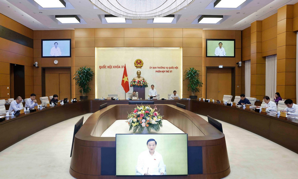 Tiếp tục chương trình Phiên họp thứ 37, sáng 23/9/2024, tại Nhà Quốc hội, Ủy ban Thường vụ Quốc hội cho ý kiến về dự án Luật sửa đổi bổ sung một số điều của Luật Sỹ quan Quân đội nhân dân Việt Nam và dự án Luật Thuế thu nhập doanh nghiệp (sửa đổi). (Ảnh: Doãn Tấn/TTXVN)