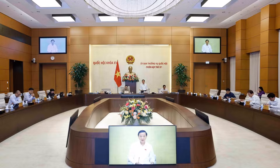 Tiếp tục chương trình Phiên họp thứ 37, sáng 23/9/2024, tại Nhà Quốc hội, Ủy ban Thường vụ Quốc hội cho ý kiến về dự án Luật sửa đổi bổ sung một số điều của Luật Sỹ quan Quân đội nhân dân Việt Nam và dự án Luật Thuế thu nhập doanh nghiệp (sửa đổi). (Ảnh: Doãn Tấn/TTXVN)