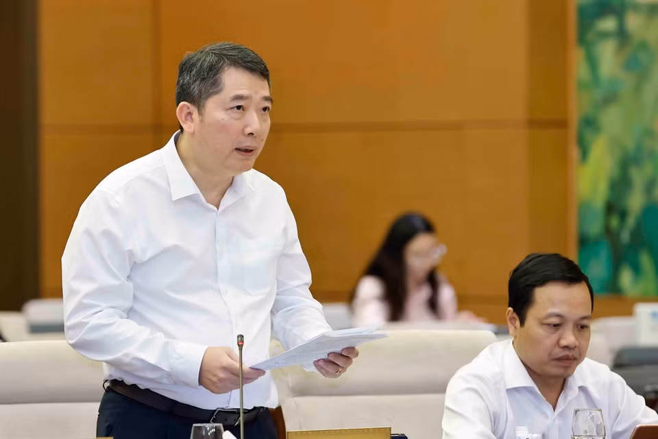 Thứ trưởng Bộ Tài chính Cao Anh Tuấn trình bày tóm tắt Tờ trình. (Ảnh: Doãn Tấn/TTXVN)
