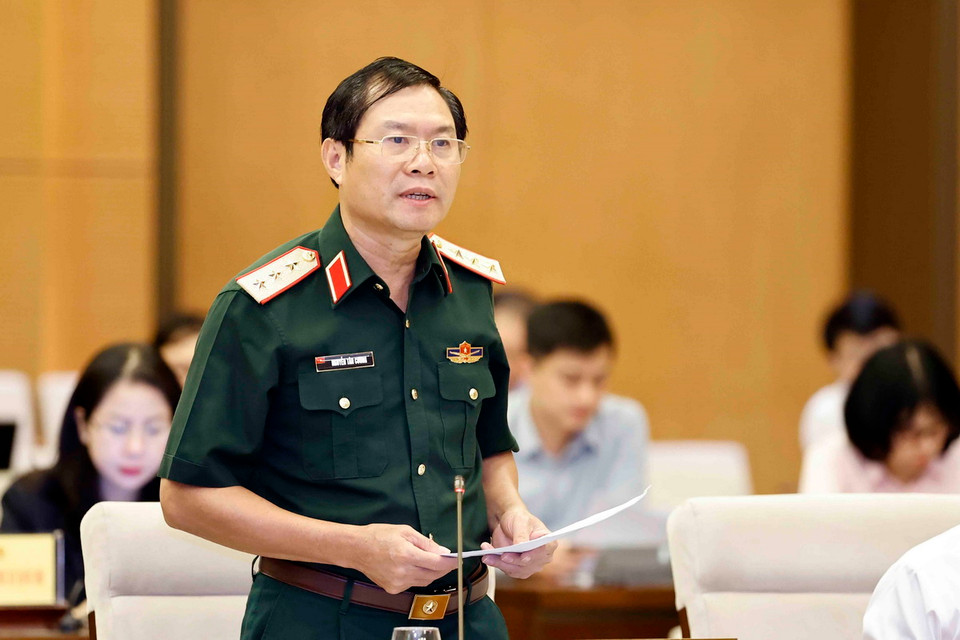 Thượng tướng Nguyễn Tân Cương, Tổng Tham mưu trưởng Quân đội nhân dân Việt Nam, Thứ trưởng Bộ Quốc phòng trình bày tóm tắt tờ trình. (Ảnh: Doãn Tấn/TTXVN)