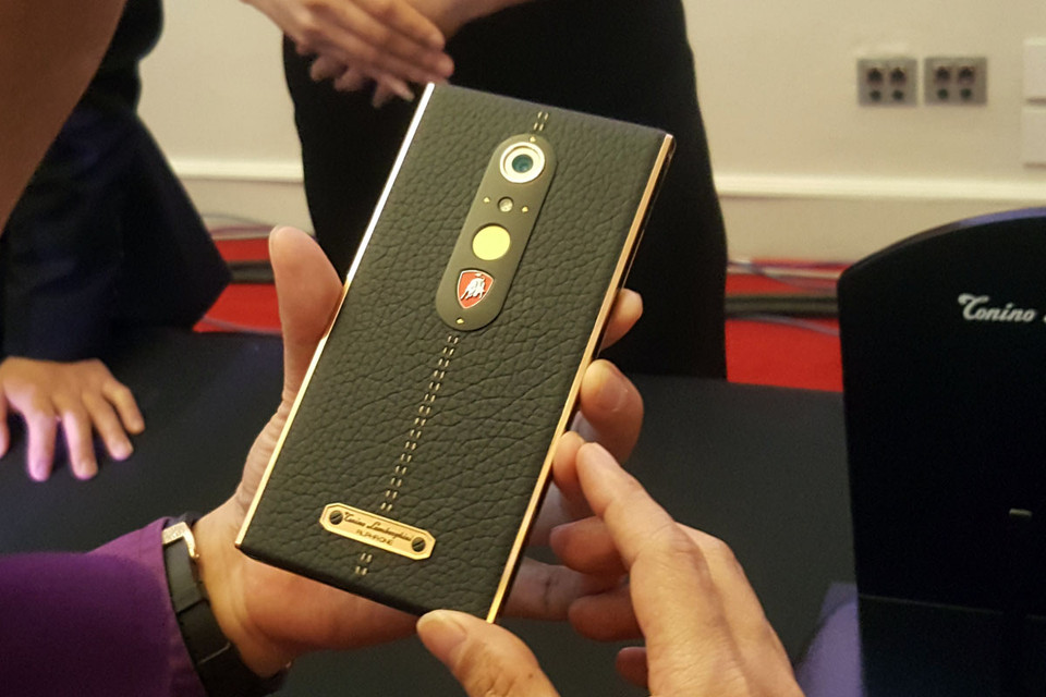 Chiếc điện thoại này được làm với vật liệu hợp kim lỏng, có trọng lượng nhẹ nhưng chống va đập tốt. (Ảnh: T.H/Vietnam+)