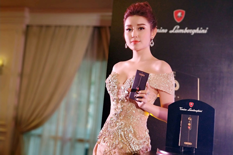 Á hậu Huyền My tạo dáng bên chiếc điện thoại của thương hiệu đến từ Italy. (Ảnh: T.H/Vietnam+)