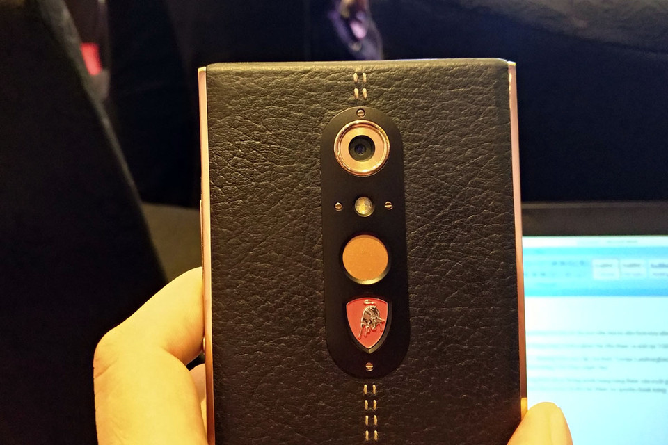 Camera của Alpha One có độ phân giải 20MP. Phía dưới là cảm biến vân tay khá nhạy. (Ảnh: T.H/Vietnam+)