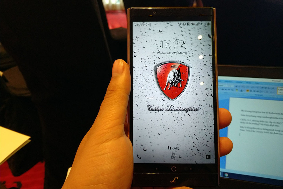 Alpha One, chiếc điện thoại được kỳ vọng sẽ chinh phục được sự "khó tính" của người Việt. (Ảnh: T.H/Vietnam+)