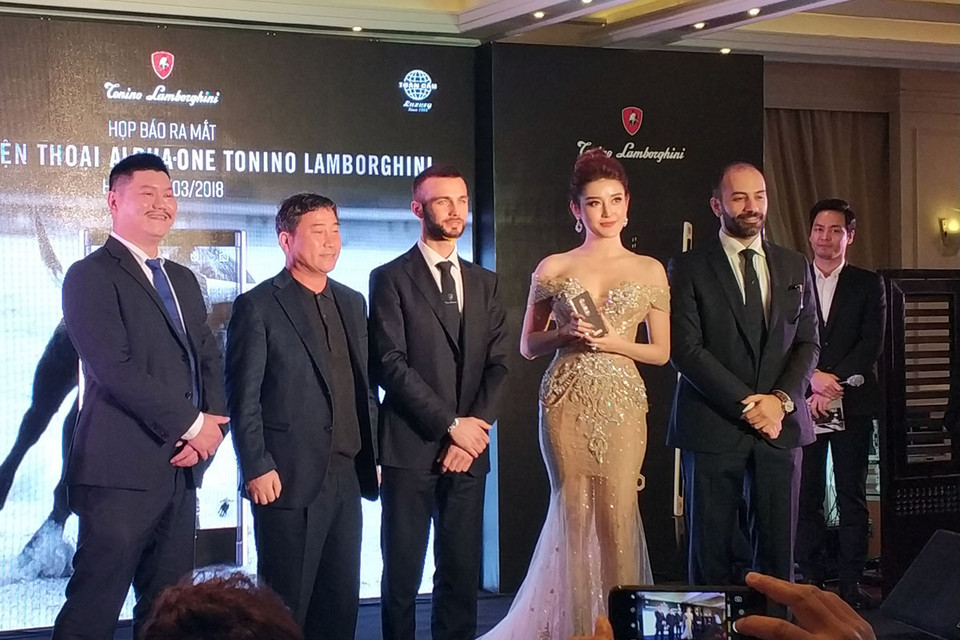 Ông Ferruccio Lamborghini, Phó Chủ tịch Tonino Lamborghini (giữa) trong buổi ra mắt Alpha One tại Việt Nam chiều 21/3. (Ảnh: T.H/Vietnam+)