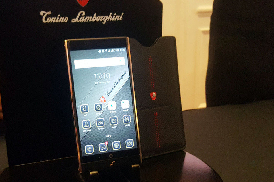 Chiếc điện thoại được đặt bên bao da khá đẹp. (Ảnh: T.H/Vietnam+)