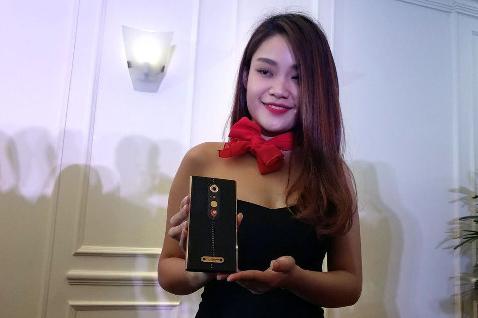 Ốp lưng bằng da mang đậm chất Italy của Alpha One. (Ảnh: T.H/Vietnam+)