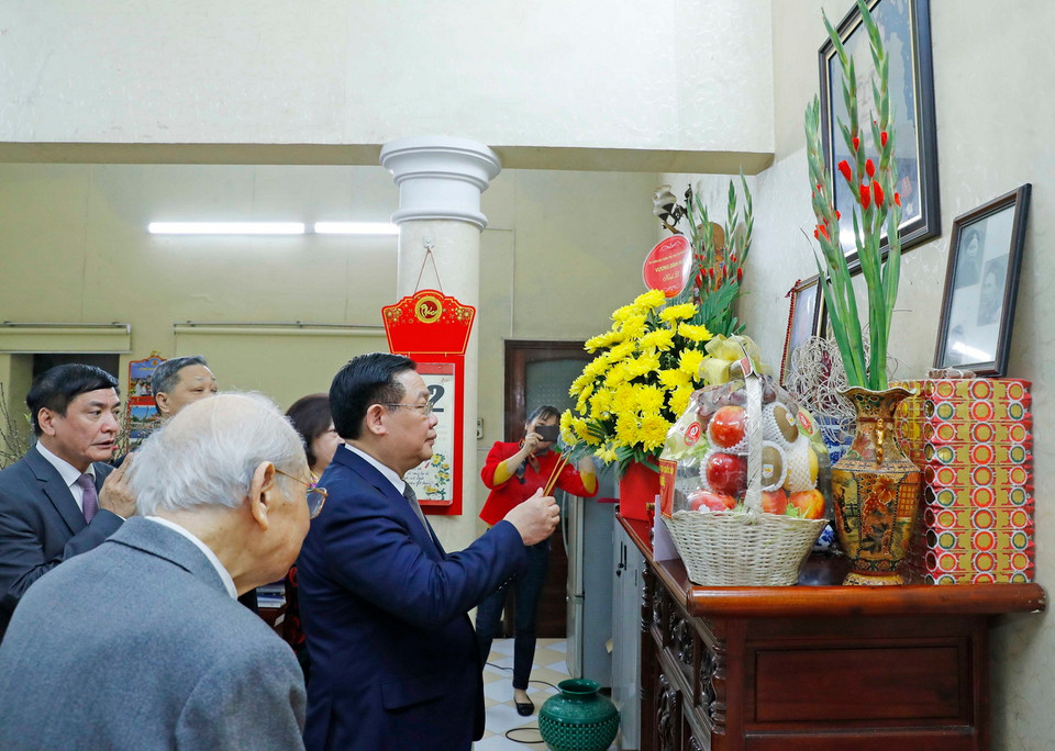 Chủ tịch Quốc hội Vương Đình Huệ thắp hương tưởng nhớ cố Trưởng Ban thường trực Quốc hội Bùi Bằng Đoàn. (Ảnh: Nhan Sáng/TTXVN)