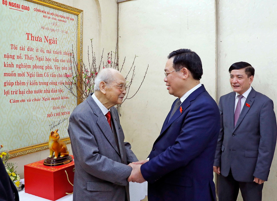 Chủ tịch Quốc hội Vương Đình Huệ thăm hỏi thân nhân cố Trưởng Ban thường trực Quốc hội Bùi Bằng Đoàn. (Ảnh: Nhan Sáng/TTXVN)