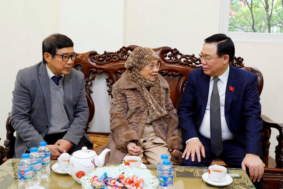 Chủ tịch Quốc hội Vương Đình Huệ thăm hỏi thân nhân cố Chủ tịch Quốc hội Lê Quang Đạo. (Ảnh: Nhan Sáng/TTXVN)