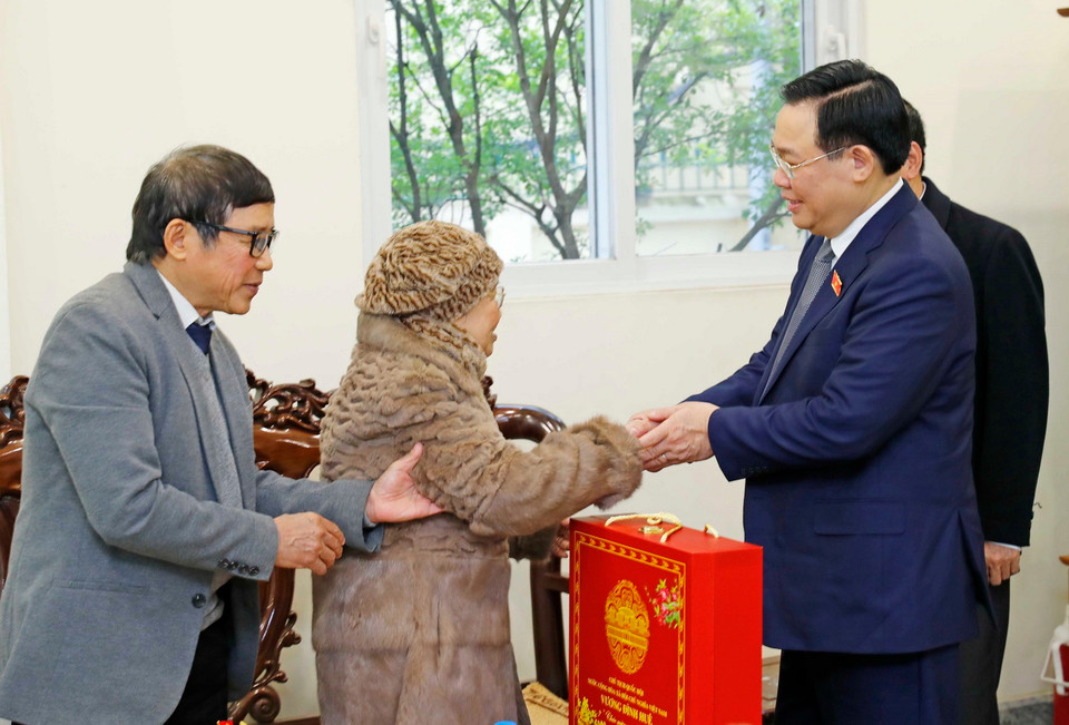 Chủ tịch Quốc hội Vương Đình Huệ thăm hỏi và tặng quà thân nhân cố Chủ tịch Quốc hội Lê Quang Đạo. (Ảnh: Nhan Sáng/TTXVN)