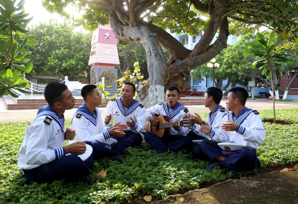 Phút giải lao của những người lính Trường Sa. (Ảnh: Hồng Đạt/TTXVN)