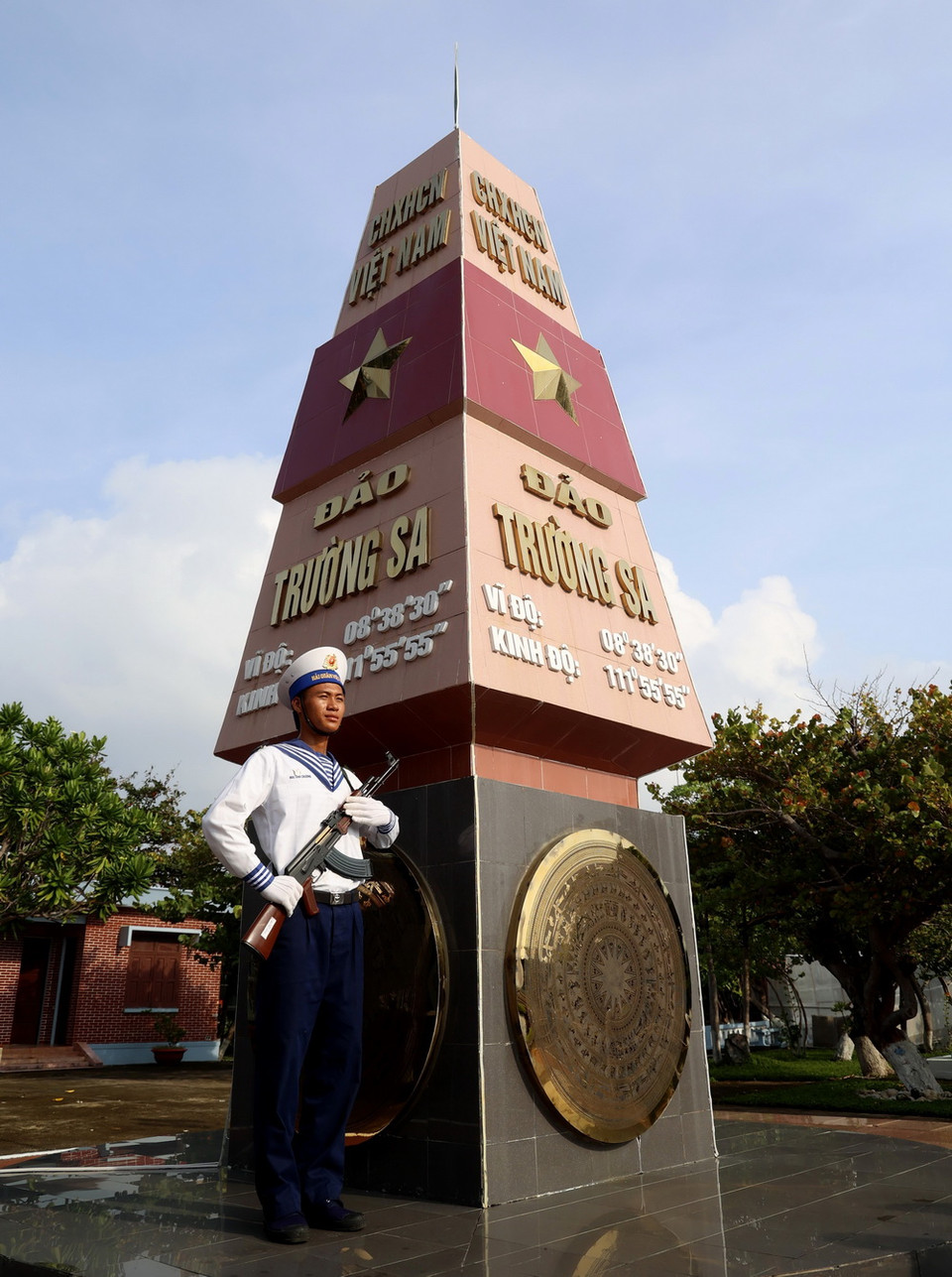 Cột mốc chủ quyền còn là nơi diễn ra các hoạt động quan trọng như chào cờ, duyệt binh. (Ảnh: Hồng Đạt/TTXVN)