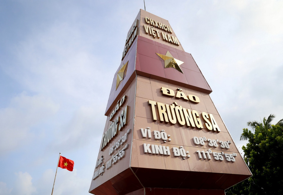 Trên Cột mốc chủ quyền biển đảo Trường Sa ghid òng chữ Nước Cộng hòa xã hội chủ nghĩa Việt Nam và thông tin về kinh độ, vĩ độ, khẳng định vững chắc chủ quyền biển đảo Việt Nam. (Ảnh: Hồng Đạt/TTXVN)