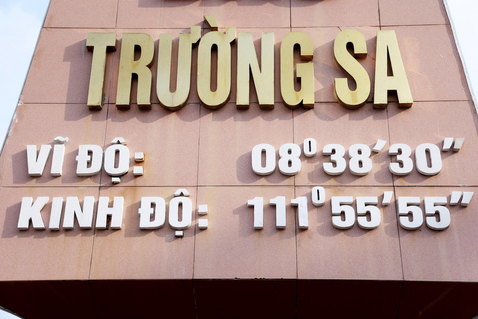 Thông tin về kinh độ, vĩ độ trên Cột mốc chủ quyền. (Ảnh: Hồng Đạt/TTXVN)