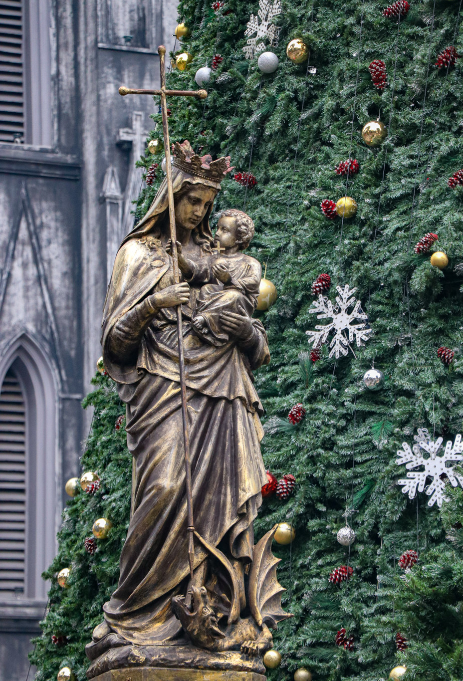 Trải qua 135 năm, Nhà thờ Lớn vẫn là một công trình kiến trúc độc đáo thu hút du khách tham quan, đặc biệt là vào dịp lễ Noel. Đây cũng là nơi thường xuyên diễn ra những hoạt động tín ngưỡng của các giáo dân thuộc Tổng giáo phận Hà Nội. (Ảnh: Minh Hiếu/Vietnam+)