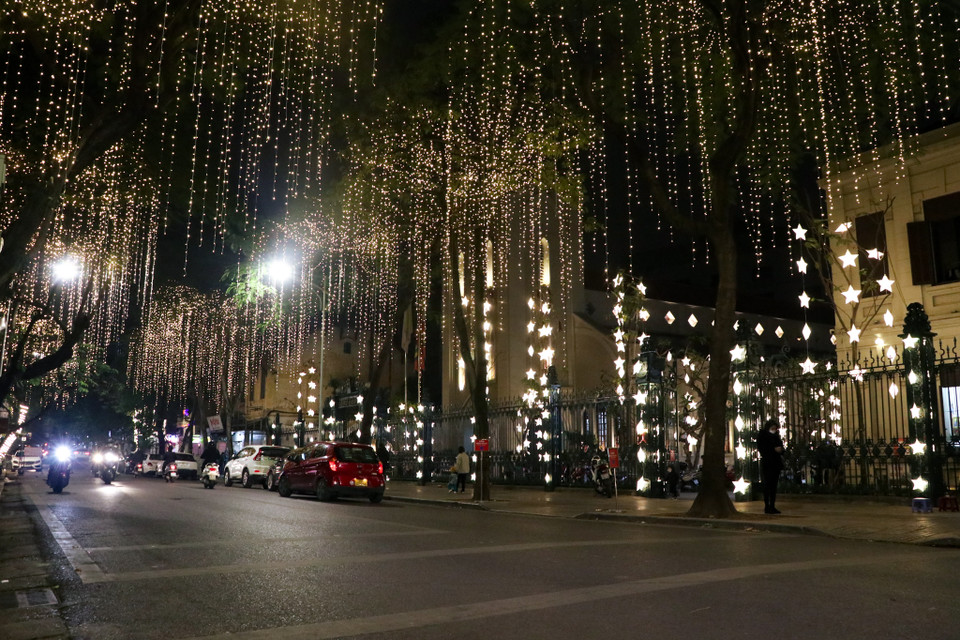 Nhà thờ Hàm Long (quận Hoàn Kiếm) nổi bật với hàng nghìn bóng đèn thắp sáng lung linh huyền ảo. Người dân không khởi choáng ngợp khi đi qua đây vào buổi đêm. (Ảnh: Minh Hiếu/Vietnam+)