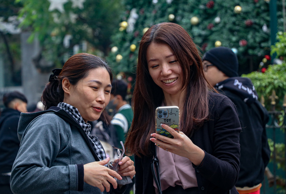 Khách nước ngoài thăm quan, chụp ảnh lưu niệm tại Nhà thờ Lớn. (Ảnh: Minh Hiếu/Vietnam+)