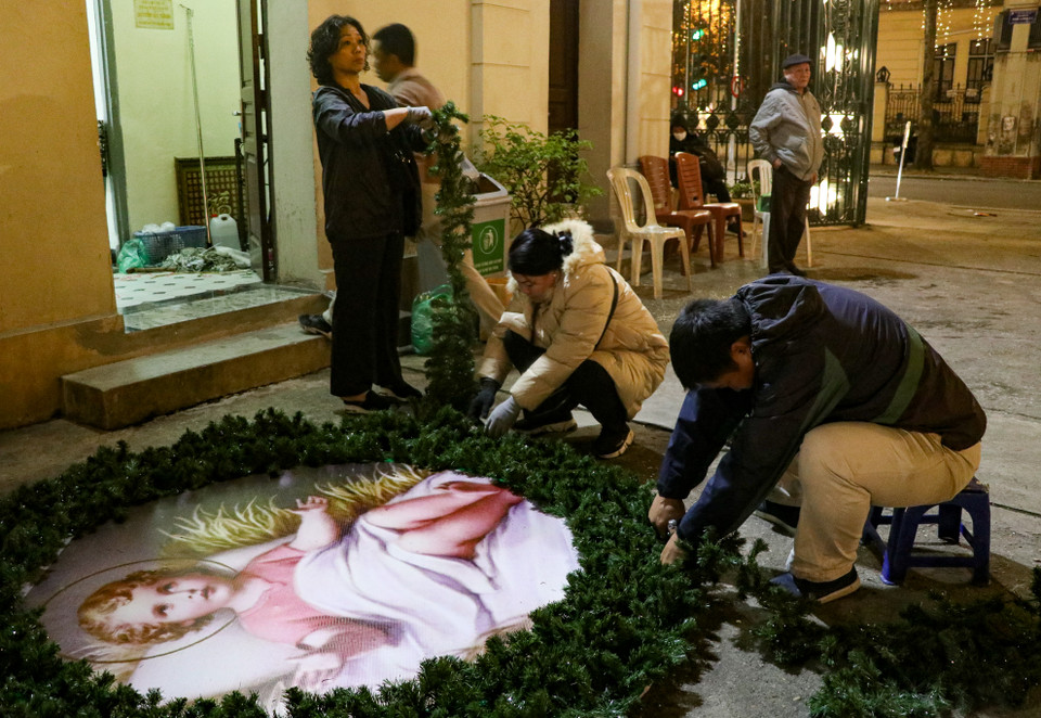 Người dân tại nhà thờ đang cùng nhau hoàn thiện các đồ trang trí. (Ảnh: Minh Hiếu/Vietnam+)h