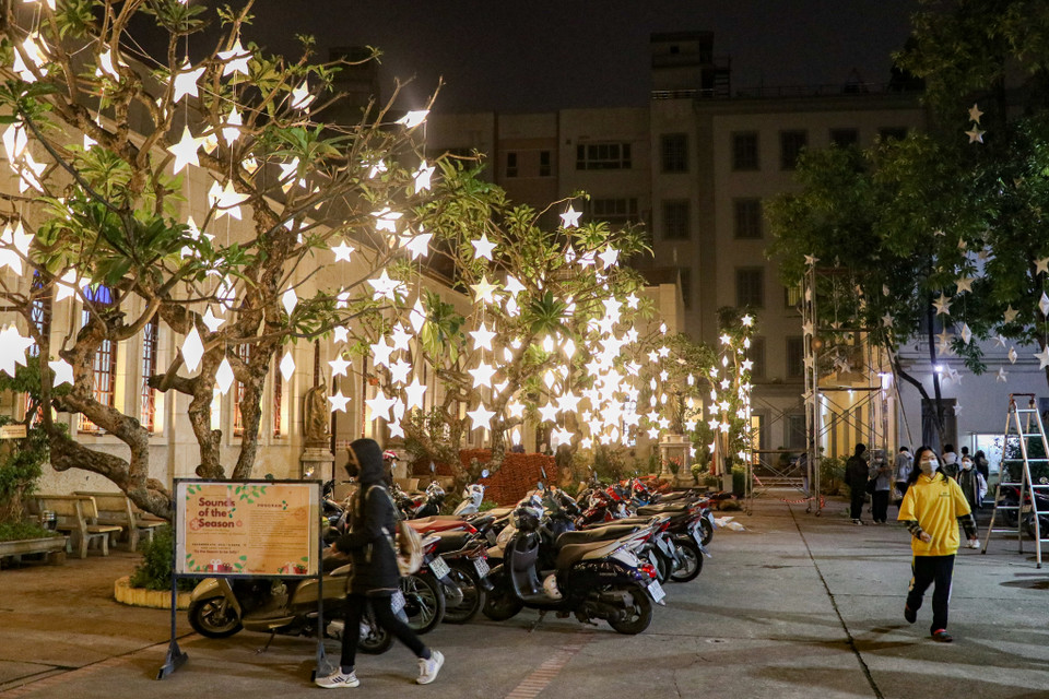 Lễ Giáng sinh, còn được gọi là lễ Thiên Chúa giáng sinh, Noel hay Christmas là một ngày lễ kỷ niệm Chúa Giêsu sinh ra đời. Lễ chính thức ngày 25/12 được gọi là ‘’lễ chính ngày,’’ còn lễ đêm 24/12 gọi là lễ vọng và thường thu hút nhiều người tham dự hơn. (Ảnh: Minh Hiếu/Vietnam+)