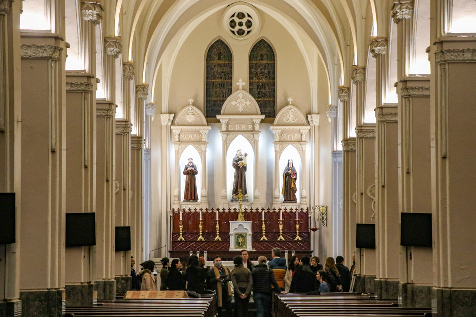 Không khí ngày lễ Noel năm nay đã sôi động và náo nhiệt hơn năm trước khi thành phố đang phải gồng mình chống dịch. Giáo dân cũng đã đến nhà thờ thường xuyên hơn. (Ảnh: Minh Hiếu/Vietnam+)