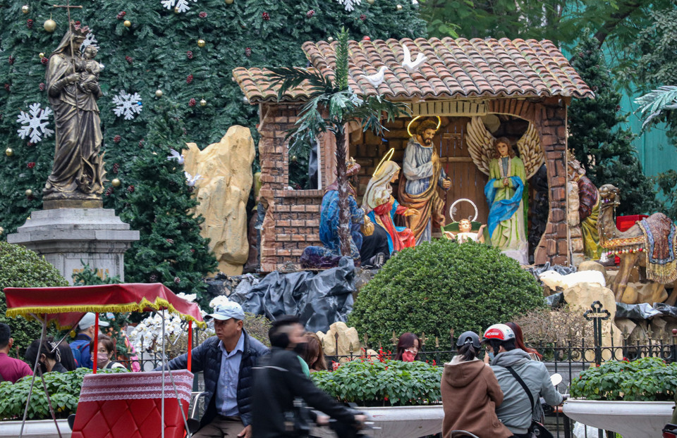 Bên cạnh cây thông Noel khổng lồ là tiểu cảnh hang đá nơi Chúa giáng sinh. (Ảnh: Minh Hiếu/Vietnam+)