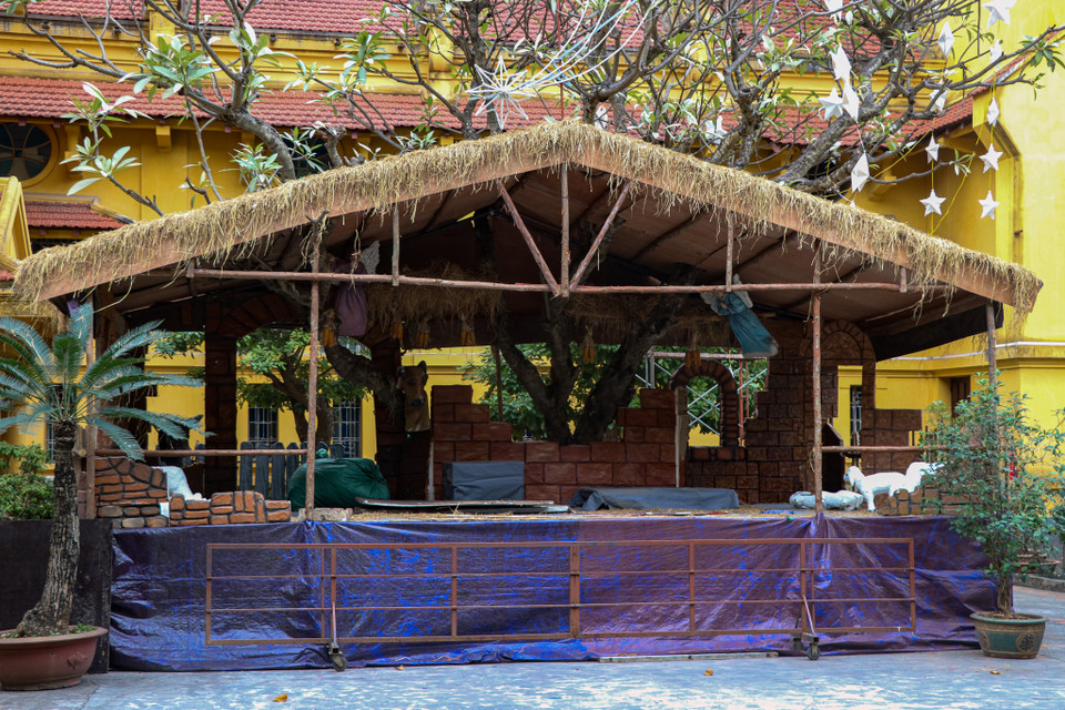 Phần tiểu cảnh trong khuôn viên nhà thờ đang được xây dựng hoàn thiện. (Ảnh: Minh Hiếu/Vietnam+)