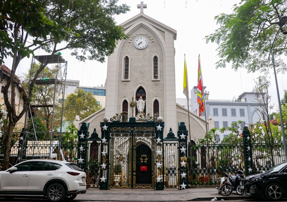 Còn hơn 2 tuần nữa là đến lễ Giáng sinh, hiện tại các nhà thờ tại Hà Nội đã bắt đầu trang hoàng, thay “tấm áo” mới để chào đón dịp lễ này. (Ảnh: Minh Hiếu/Vietnam+)