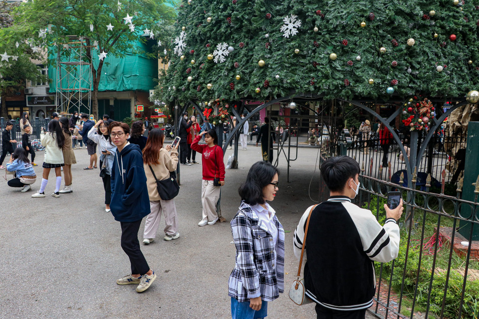 Dù mặt trước của nhà thờ đang được hoàn thiện, công trường vẫn ngổn ngang sắt thép, vật liệu xây dựng, nhiều người vẫn tới vui chơi, chụp ảnh từ sáng đến tối. (Ảnh: Minh Hiếu/Vietnam+)