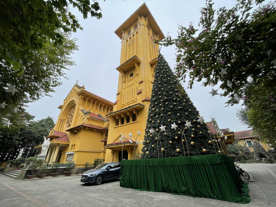 Đến hiện tại, nhà thờ dần hoàn tất trang trí cây thông Noel có chiều cao 12m với hàng nghìn quả châu, ngôi sao và bóng đèn LED cho dịp Giáng sinh tới. (Ảnh: Minh Hiếu/Vietnam+)