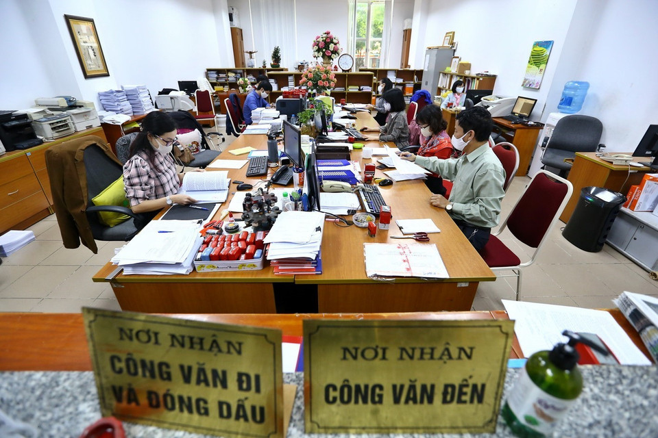 Tại Bộ phận Văn thư (Bộ Tài chính), cán bộ, nhân viên thực hiện nghiêm việc đeo khẩu trang khi làm việc. (Ảnh: Minh Quyết/TTXVN)